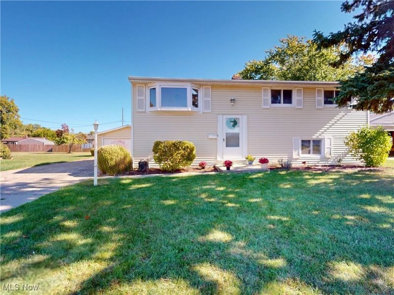 211 W Overlook Drive, Eastlake, OH 44095 Photo 2