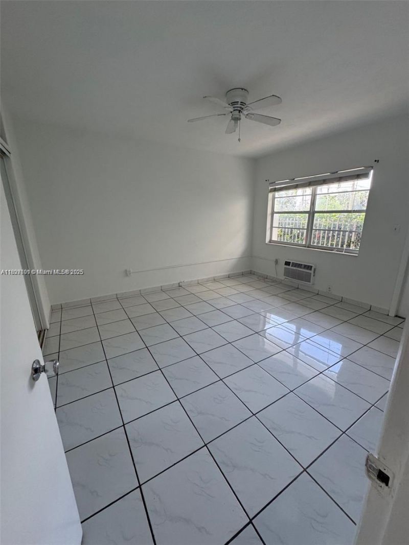 8040 Tatum Waterway Dr, Unit 3, Miami Beach, FL 33141 Photo