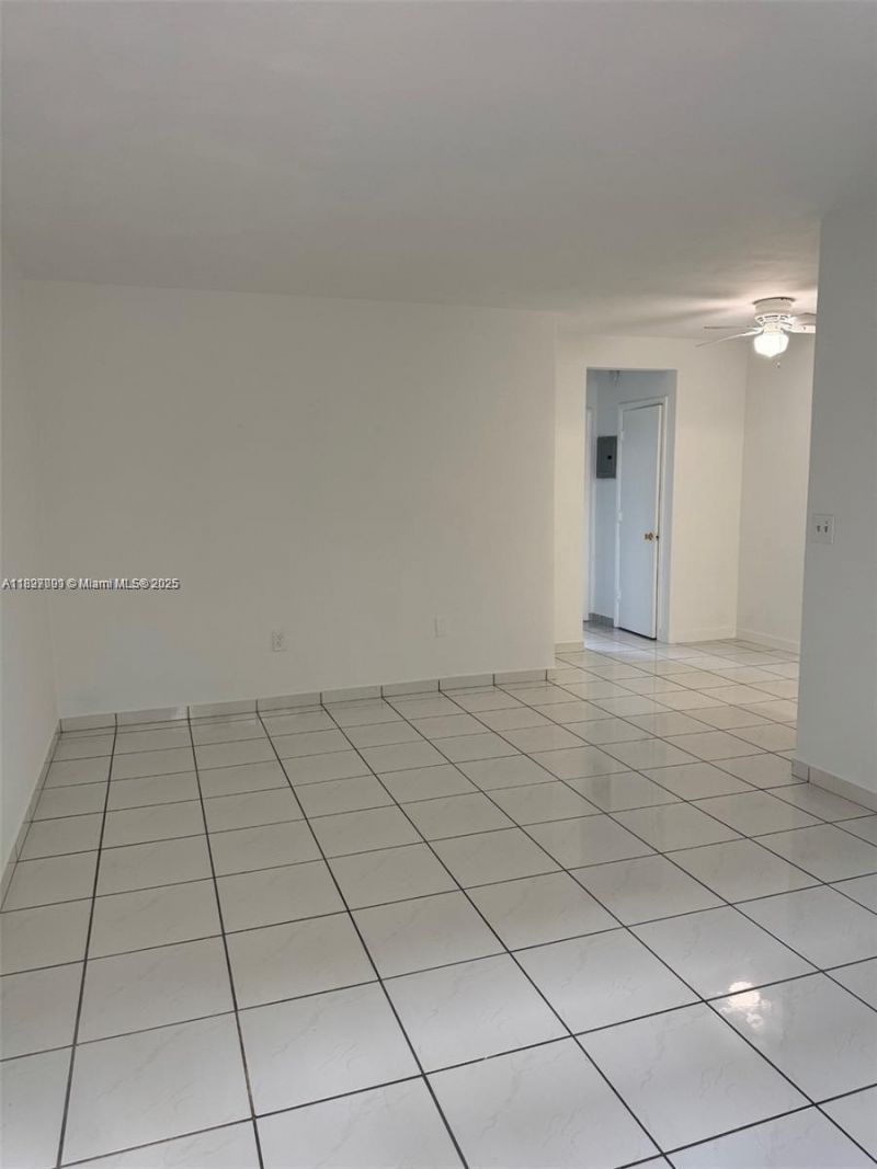 8040 Tatum Waterway Dr, Unit 3, Miami Beach, FL 33141 Photo