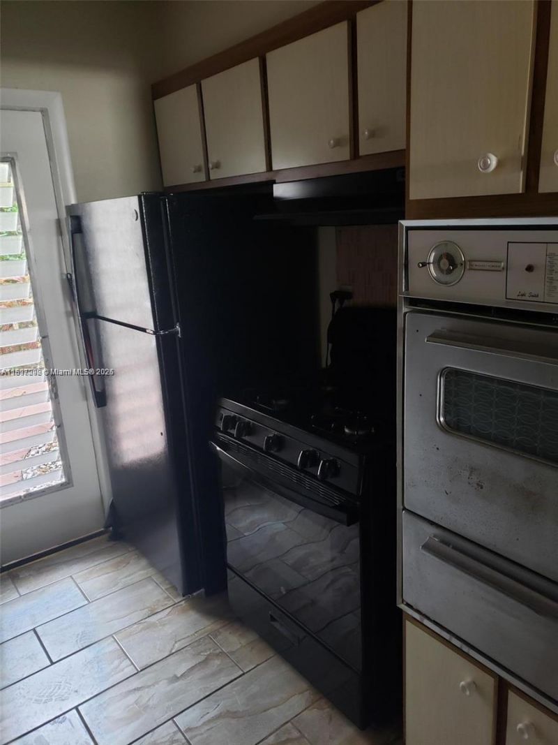 8040 Tatum Waterway Dr, Unit 7, Miami Beach, FL 33141 Photo