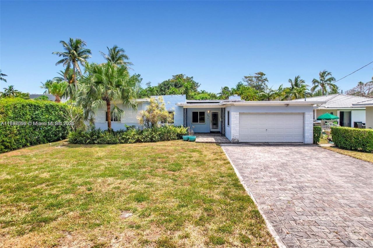 820 NE 115th St, Biscayne Park, FL 33161 Photo