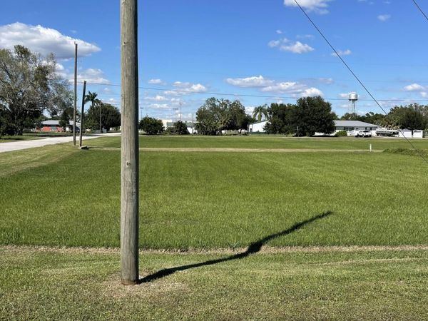 699 Avenue R SW, Moore Haven, FL 33471