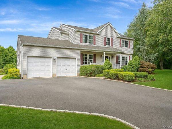 36 Vanderbilt Avenue, Saint James, NY 11780