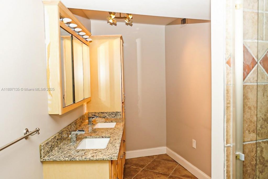 100 Golden Isles Dr, Unit 10, Hallandale Beach, FL 33009 Photo