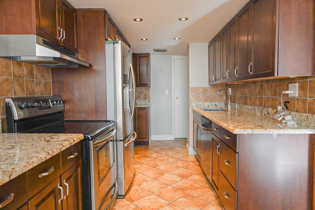 100 Golden Isles Dr, Unit 10, Hallandale Beach, FL 33009 Photo