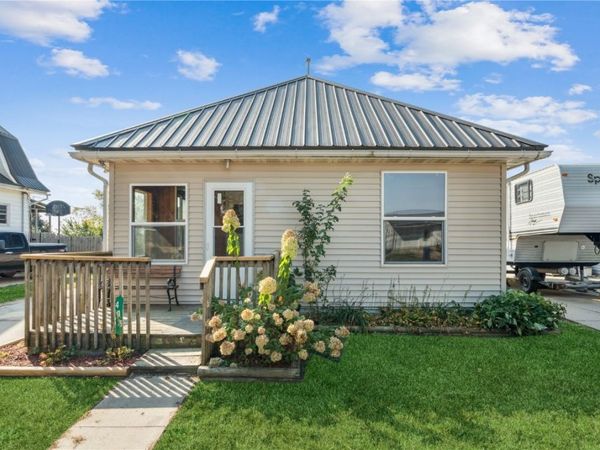 405 W 1st St, Mechanicsville, IA 52306