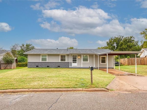 220 HOOVER Circle, Elk City, OK 73644