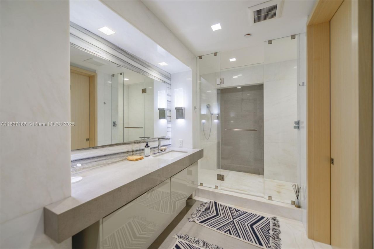 16047 Collins Ave, Unit 3204, Sunny Isles Beach, FL 33160 Photo