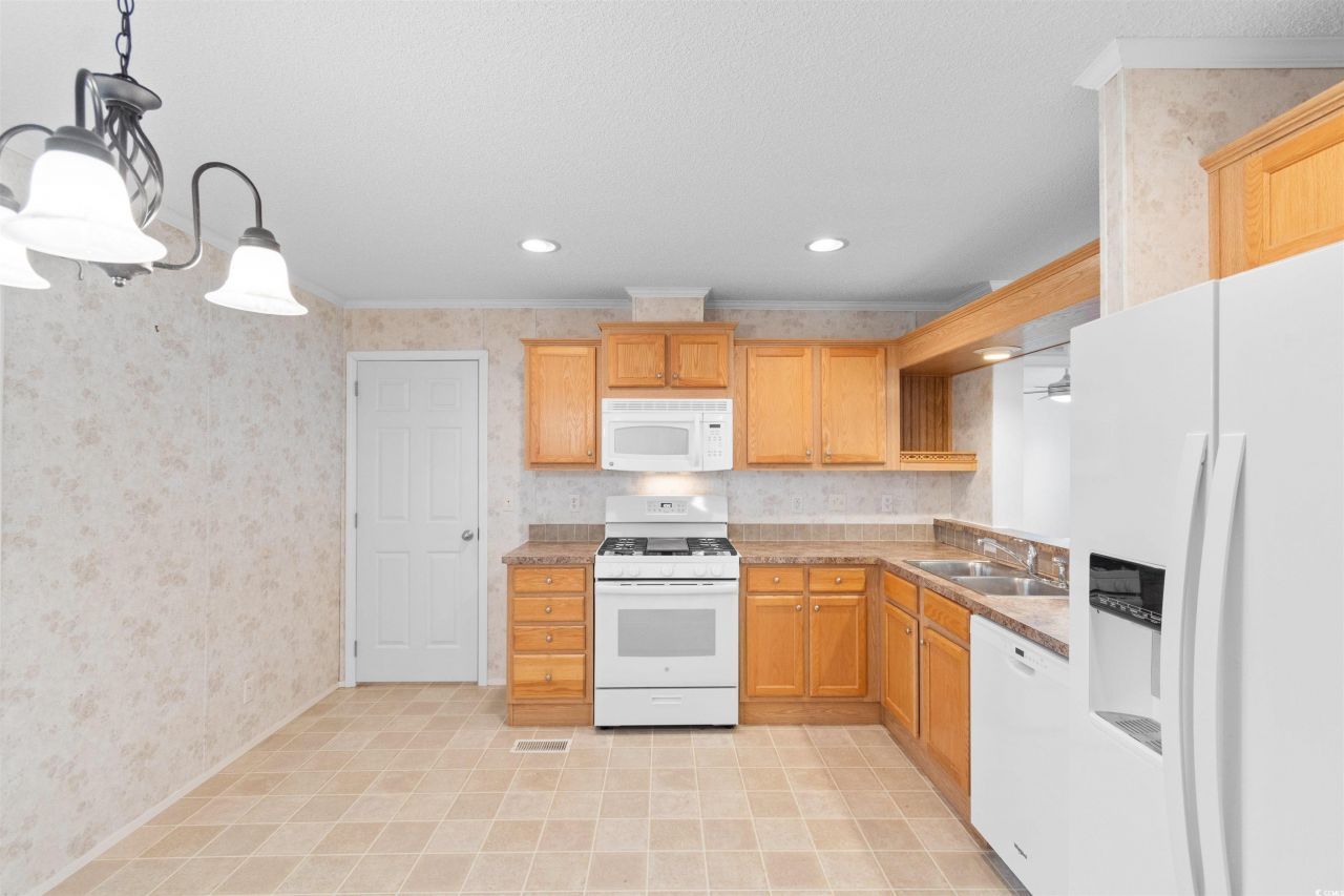 1040 Palm Dr. Photo 8