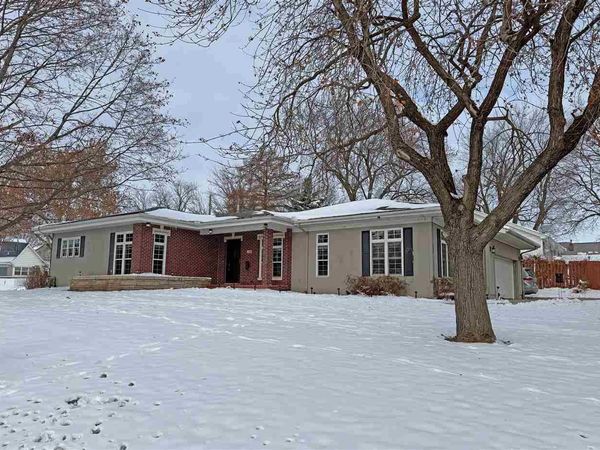 1108 E 3rd St, Anamosa, IA 52205