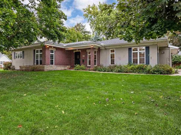 1108 E 3rd St, Anamosa, IA 52205