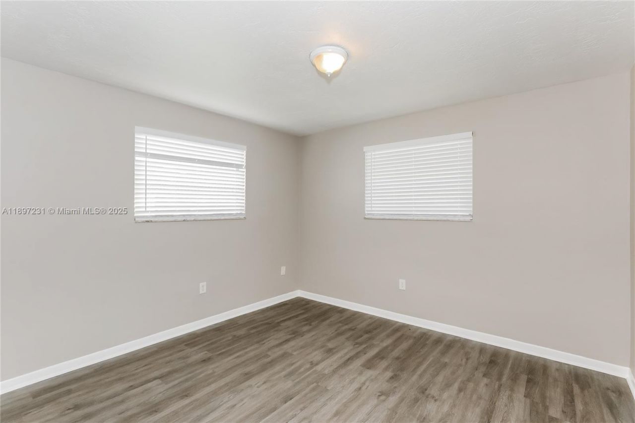 381 NE 164th St, Miami, FL 33162 Photo