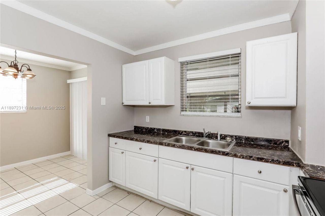 381 NE 164th St, Miami, FL 33162 Photo