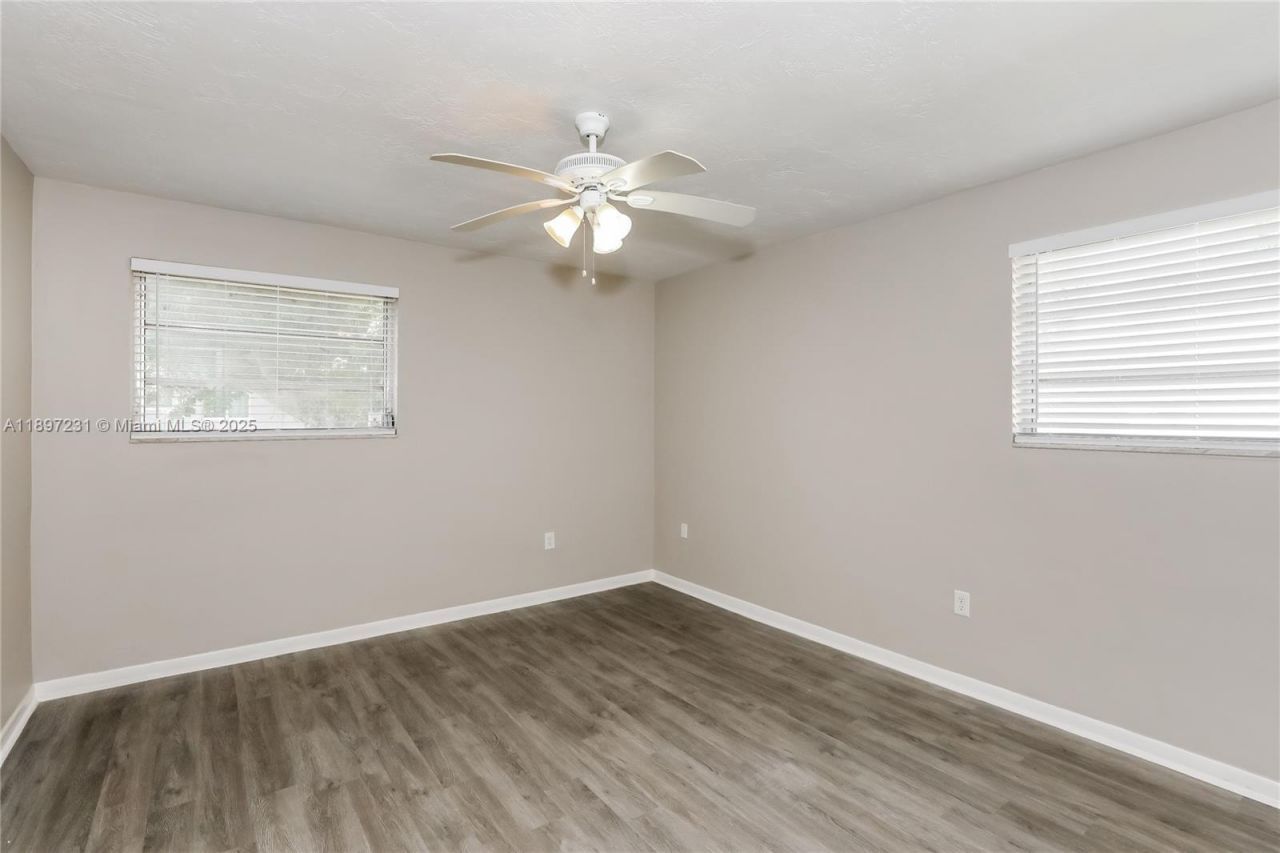 381 NE 164th St, Miami, FL 33162 Photo