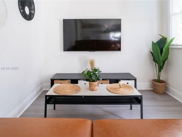 1177 NW 30th St, Miami, FL 33127