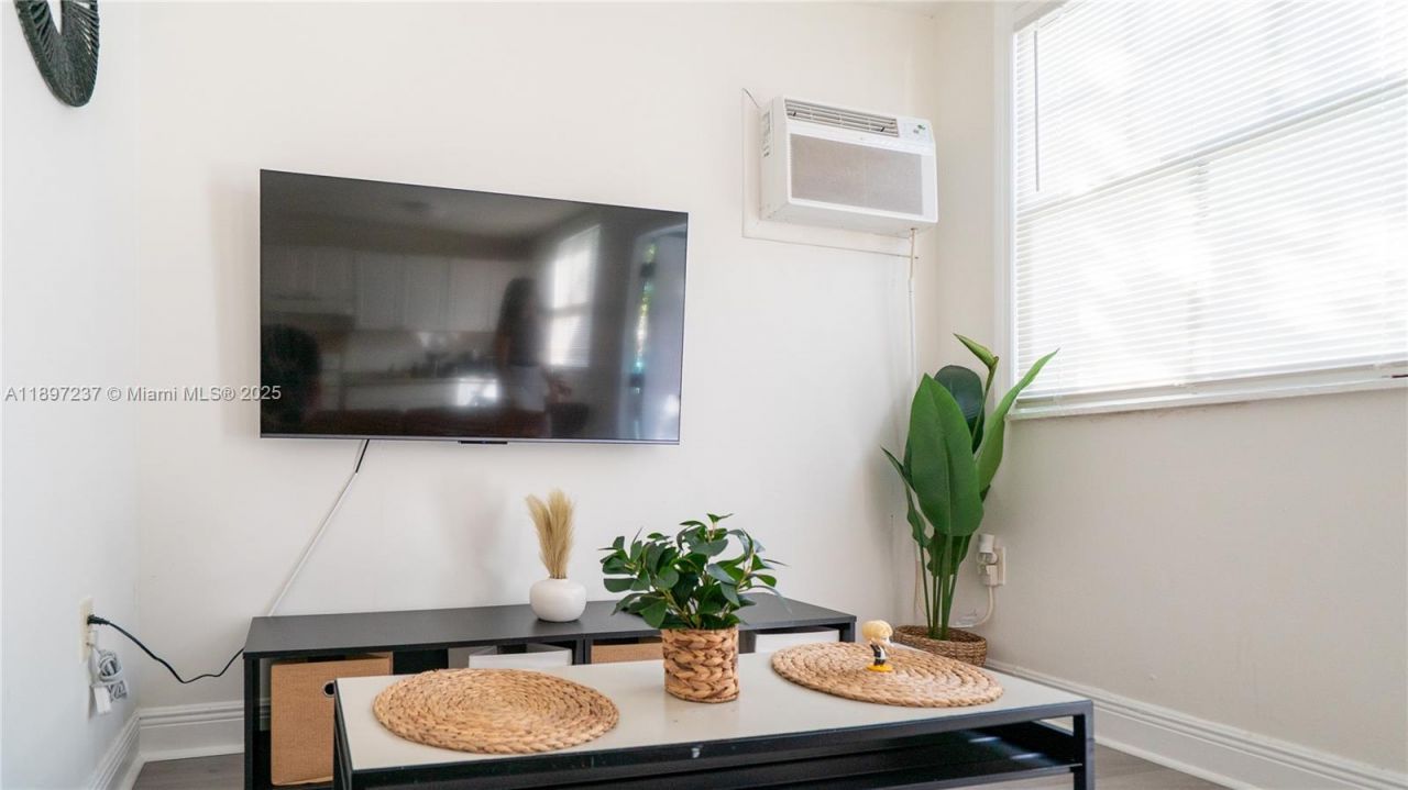 1177 NW 30th St, Miami, FL 33127 Photo