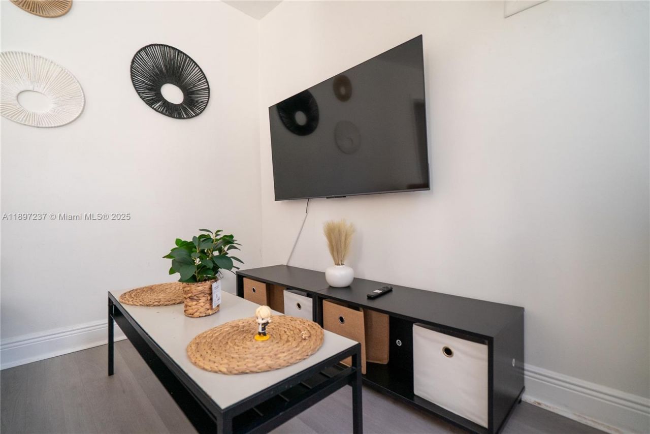 1177 NW 30th St, Miami, FL 33127 Photo