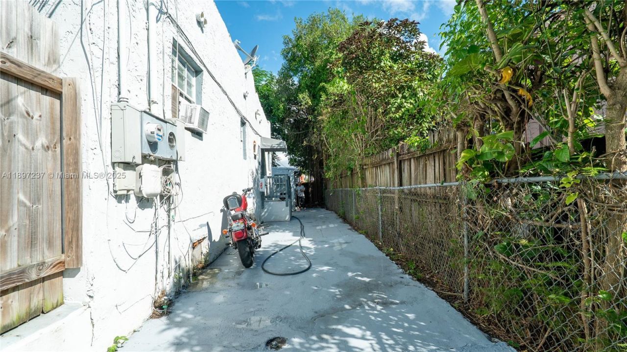 1177 NW 30th St, Miami, FL 33127 Photo