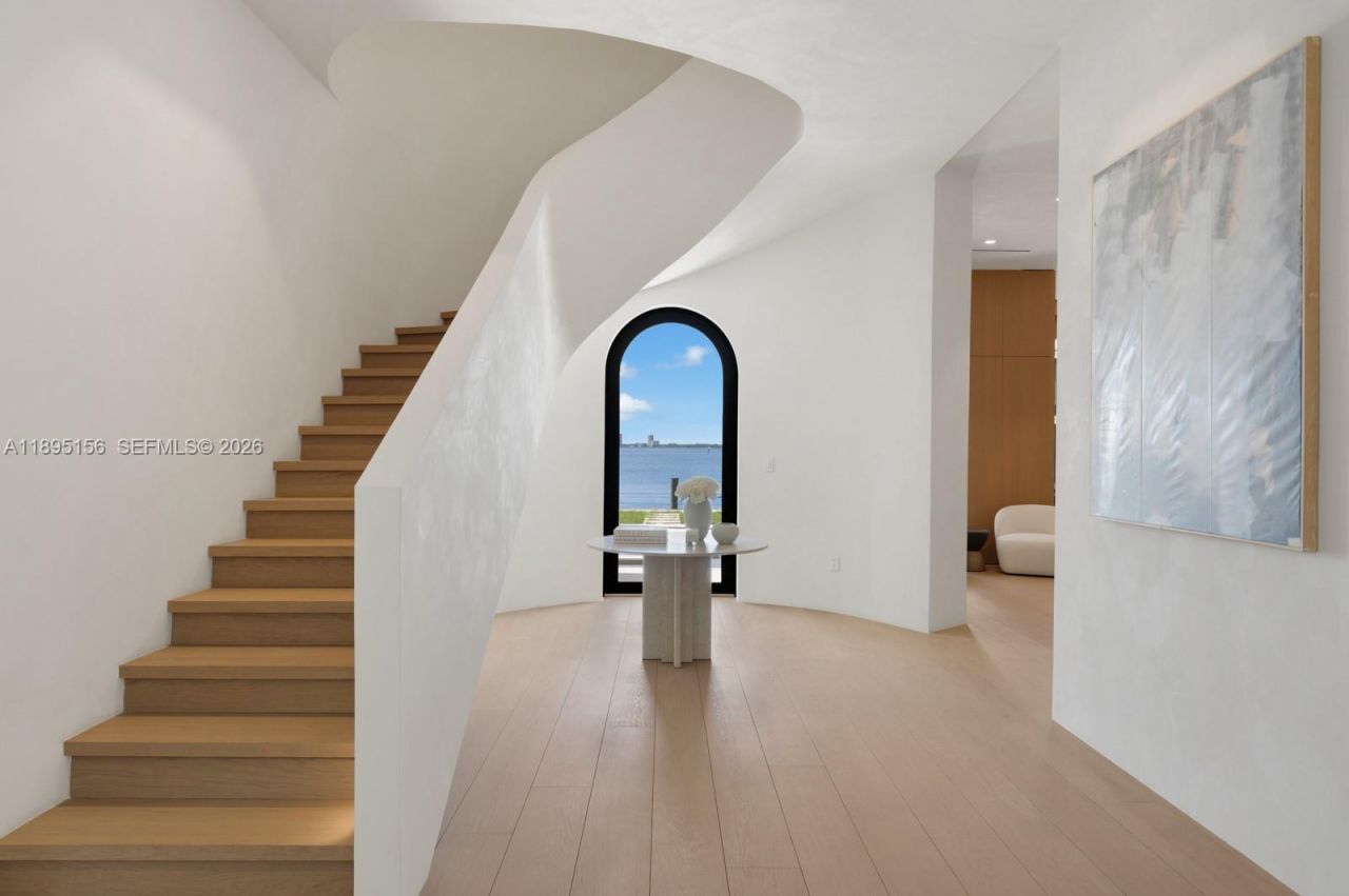 5300 N Bay Rd, Miami Beach, FL 33140 Photo