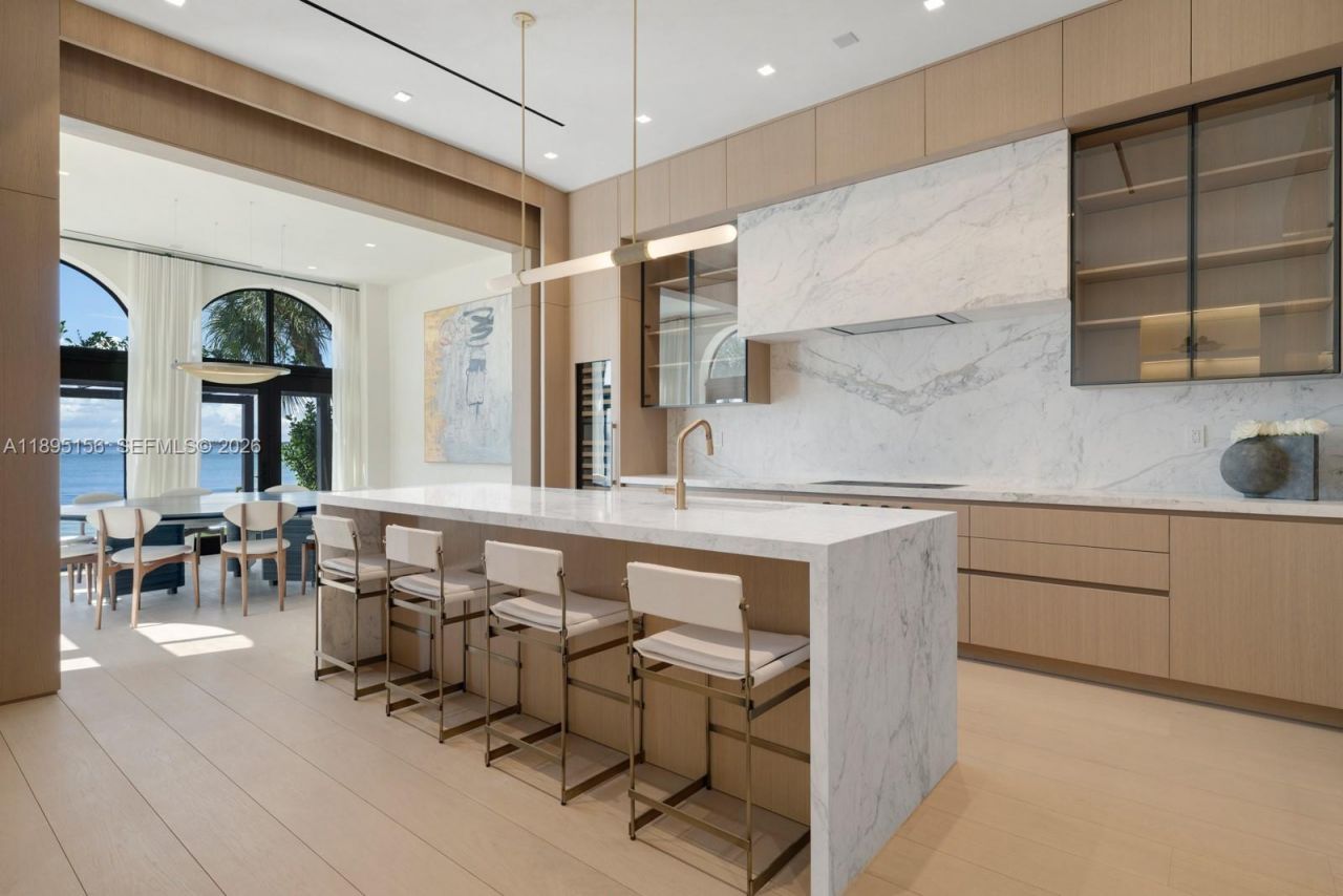 5300 N Bay Rd, Miami Beach, FL 33140 Photo