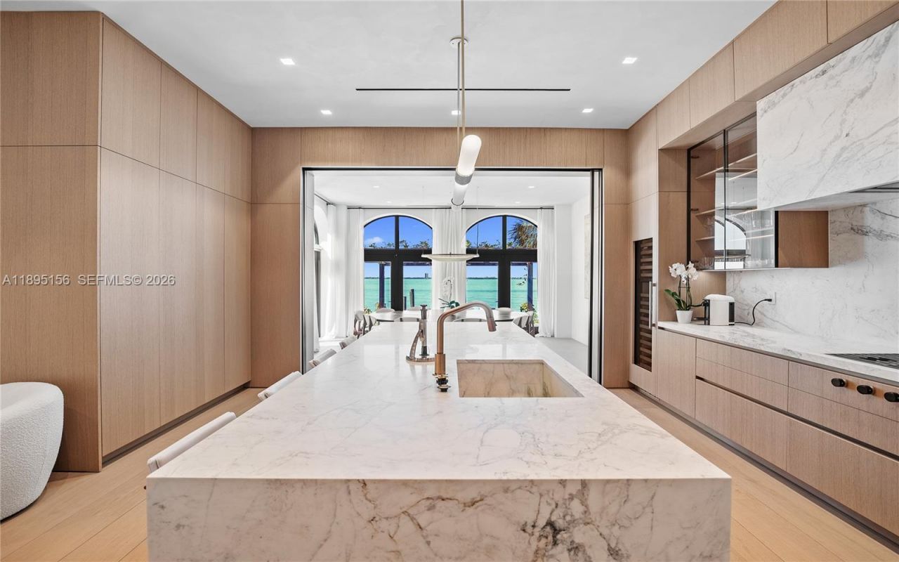 5300 N Bay Rd, Miami Beach, FL 33140 Photo