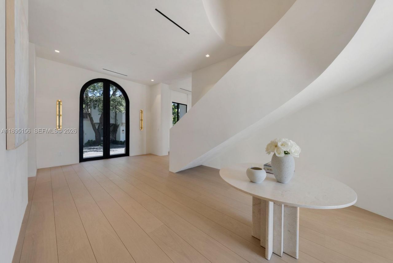 5300 N Bay Rd, Miami Beach, FL 33140 Photo