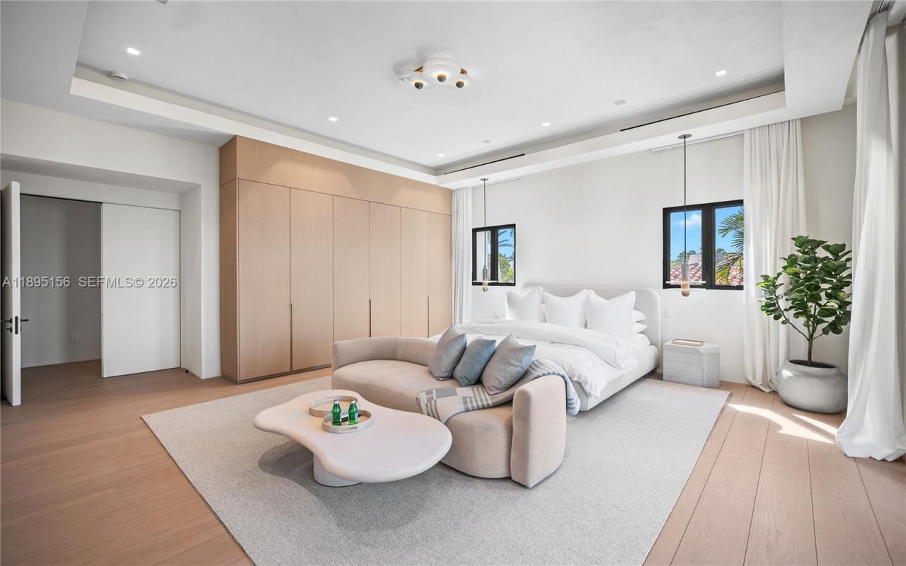 5300 N Bay Rd, Miami Beach, FL 33140 Photo