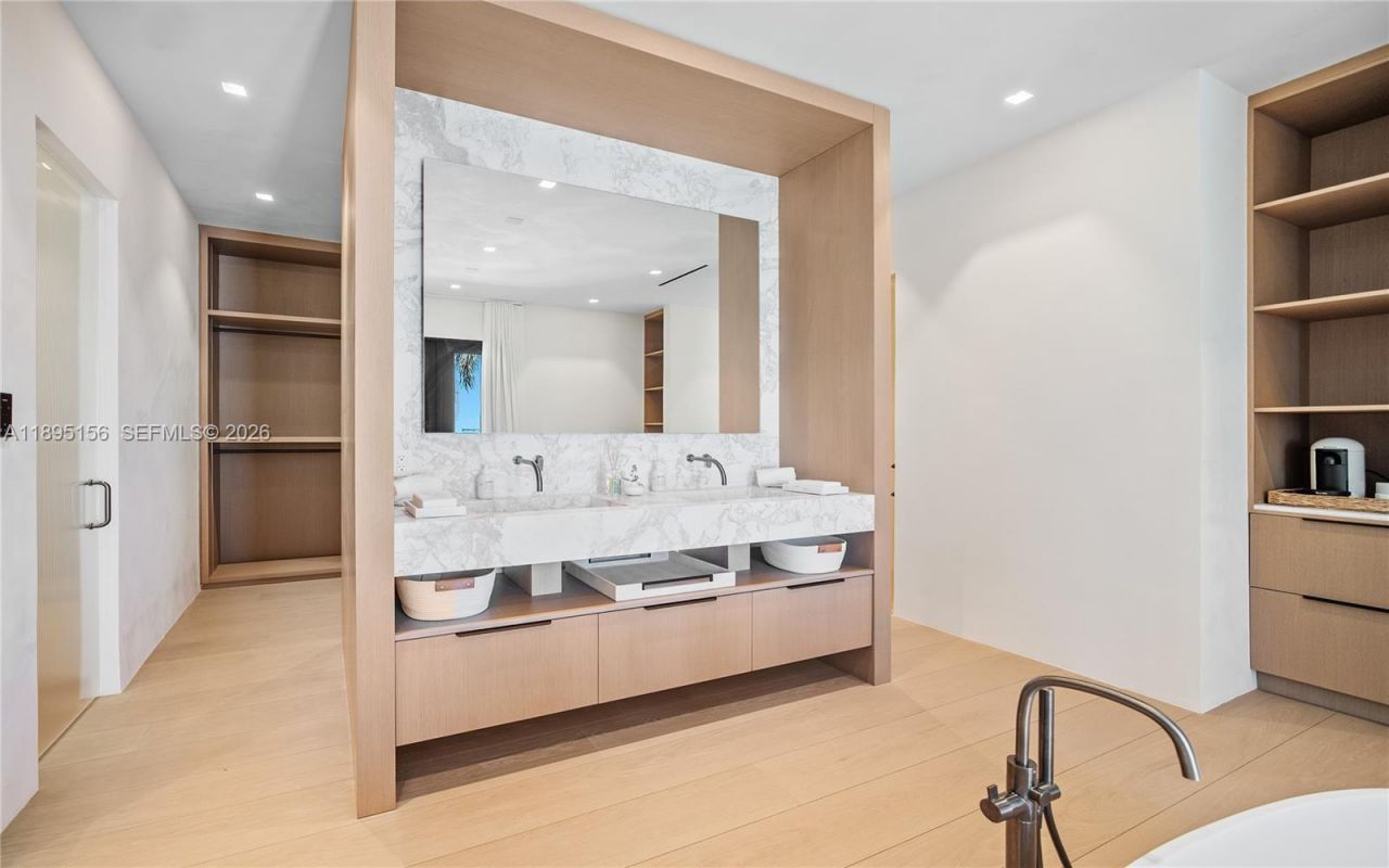 5300 N Bay Rd, Miami Beach, FL 33140 Photo