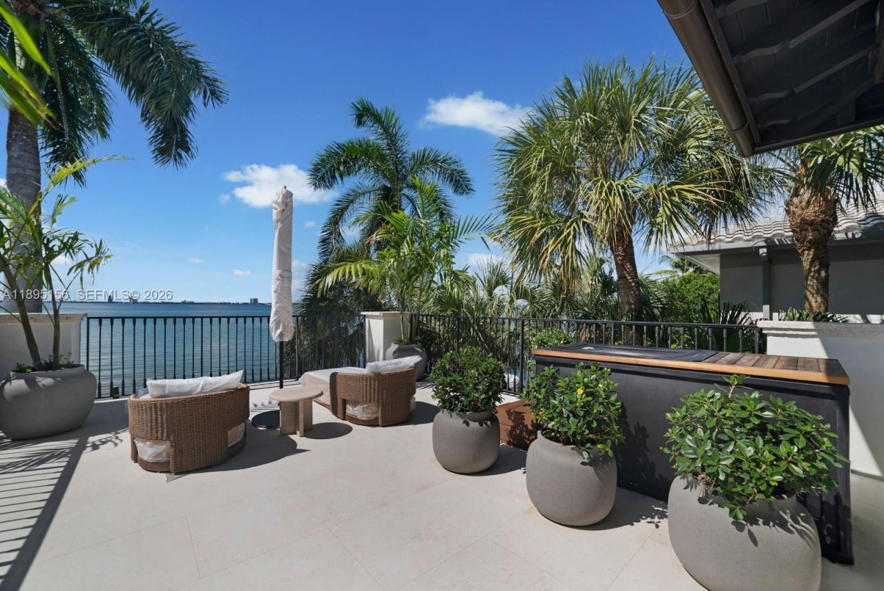 5300 N Bay Rd, Miami Beach, FL 33140 Photo