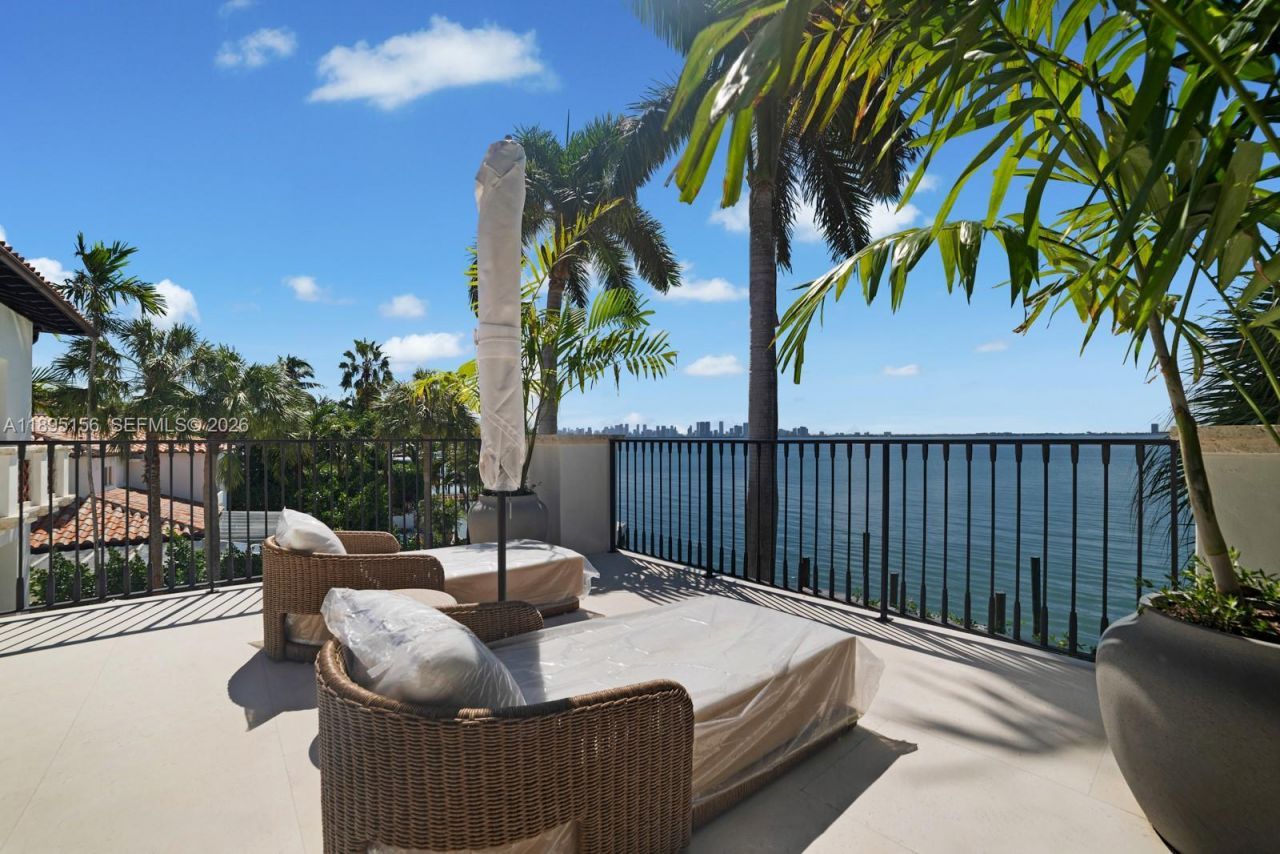 5300 N Bay Rd, Miami Beach, FL 33140 Photo