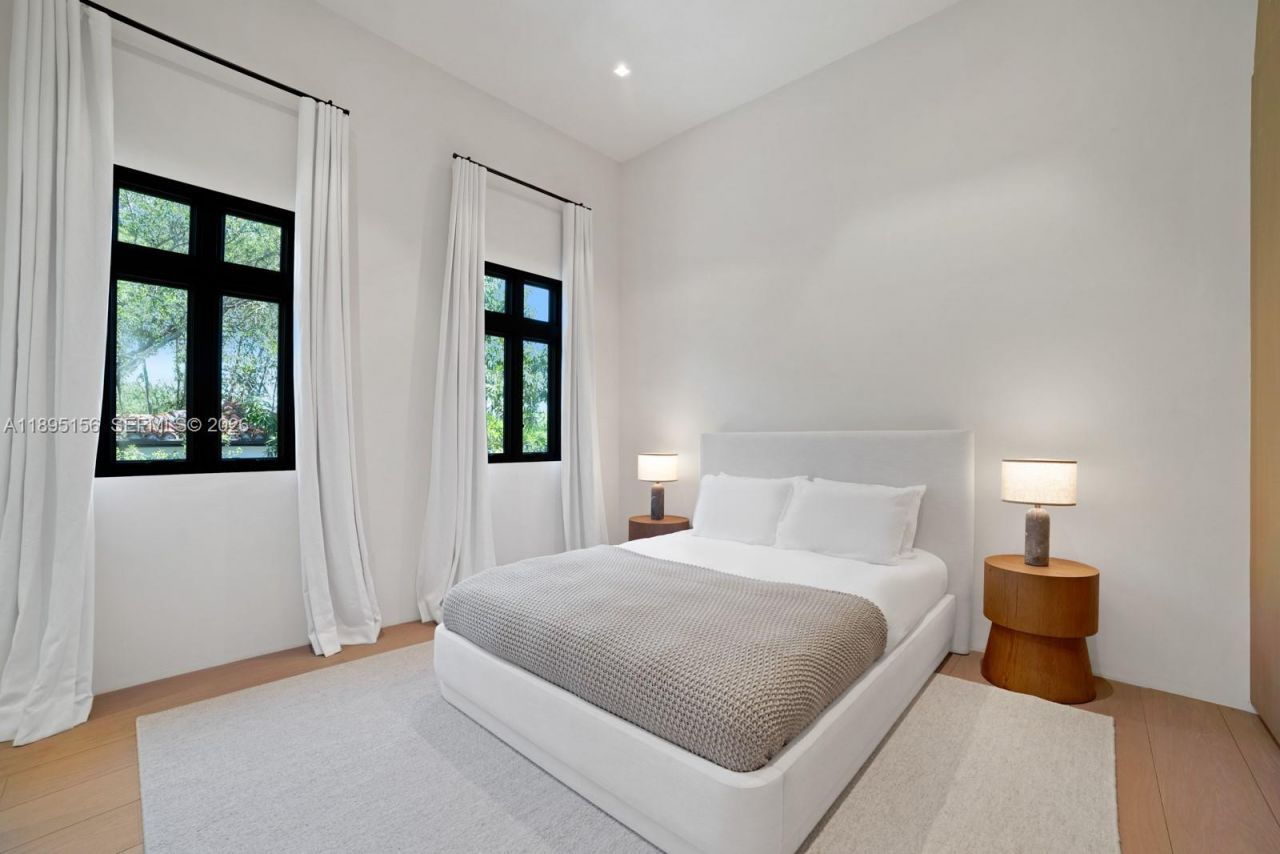 5300 N Bay Rd, Miami Beach, FL 33140 Photo