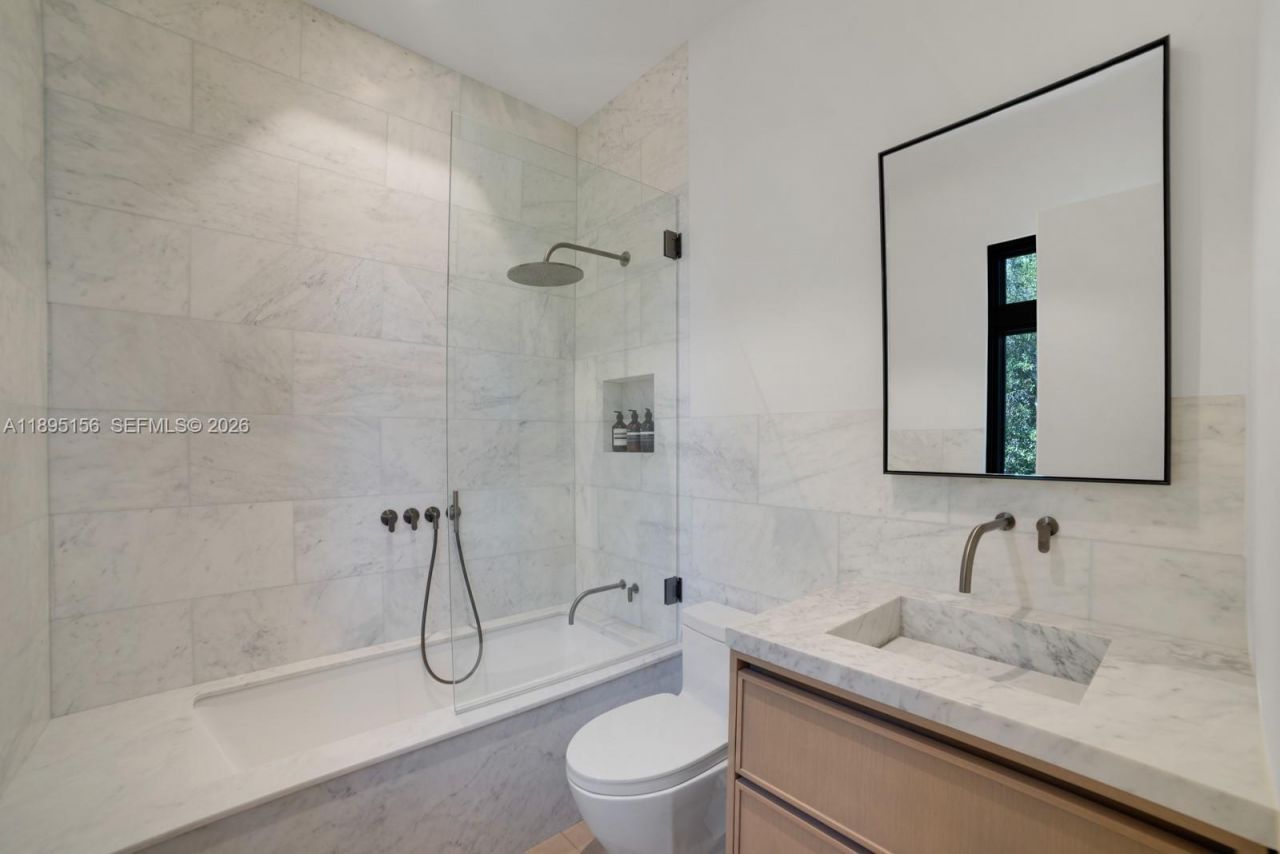 5300 N Bay Rd, Miami Beach, FL 33140 Photo