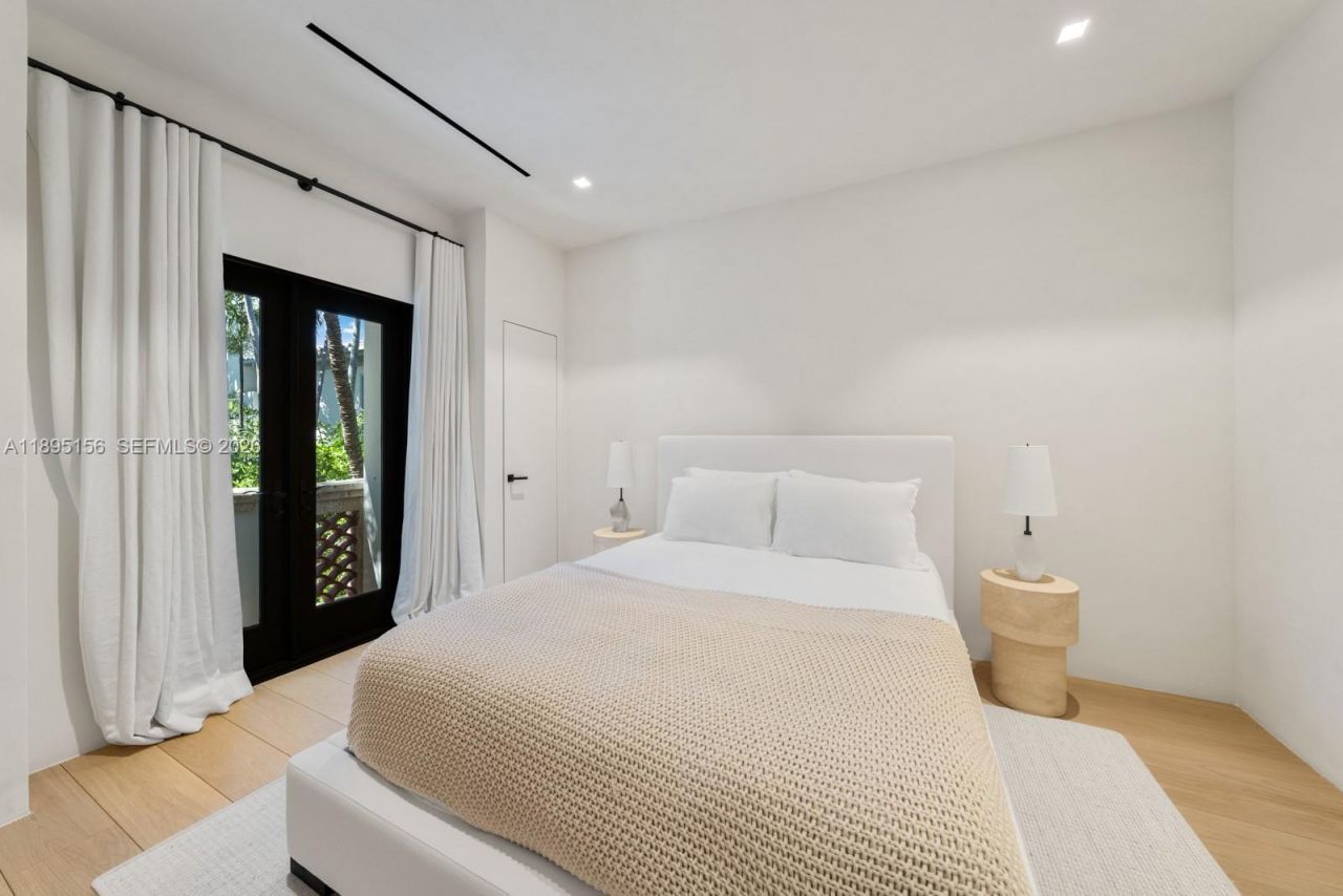 5300 N Bay Rd, Miami Beach, FL 33140 Photo