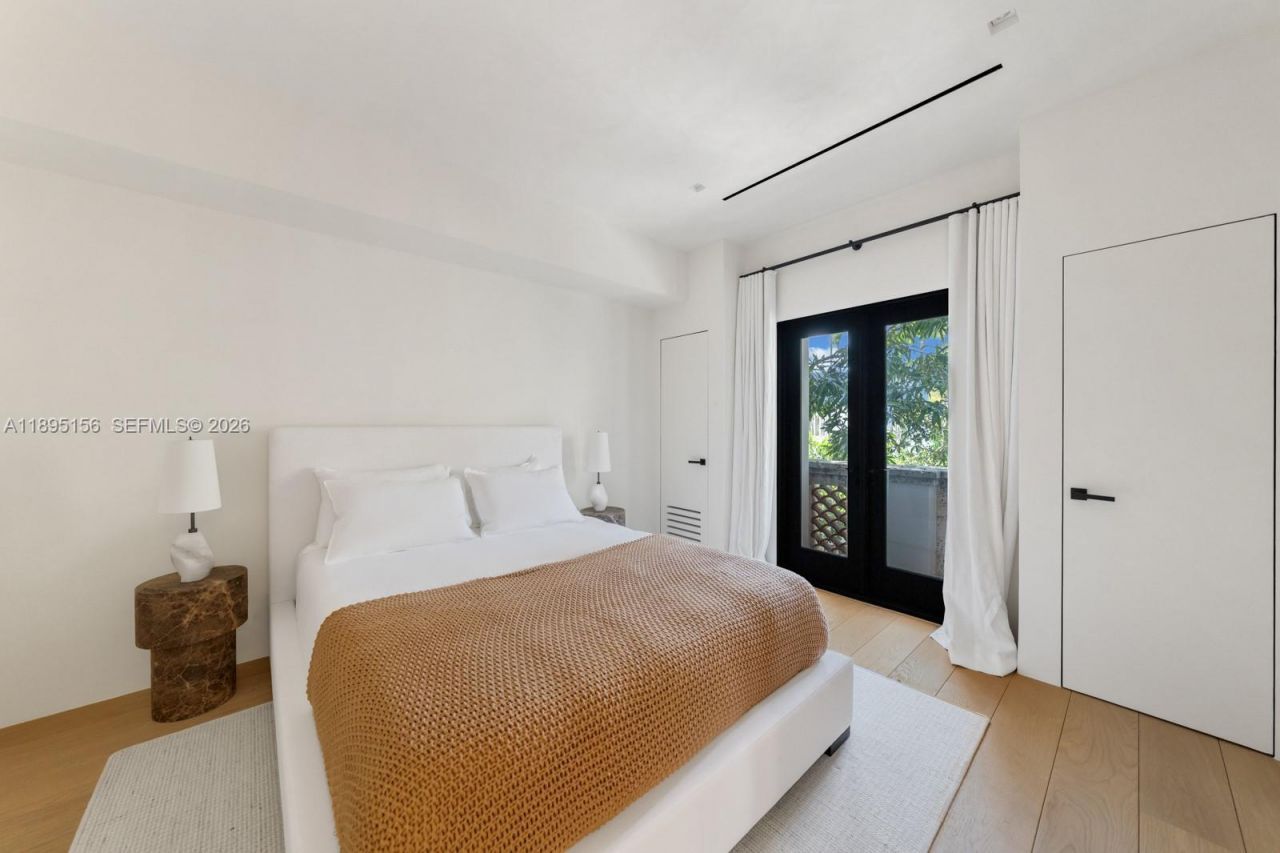 5300 N Bay Rd, Miami Beach, FL 33140 Photo