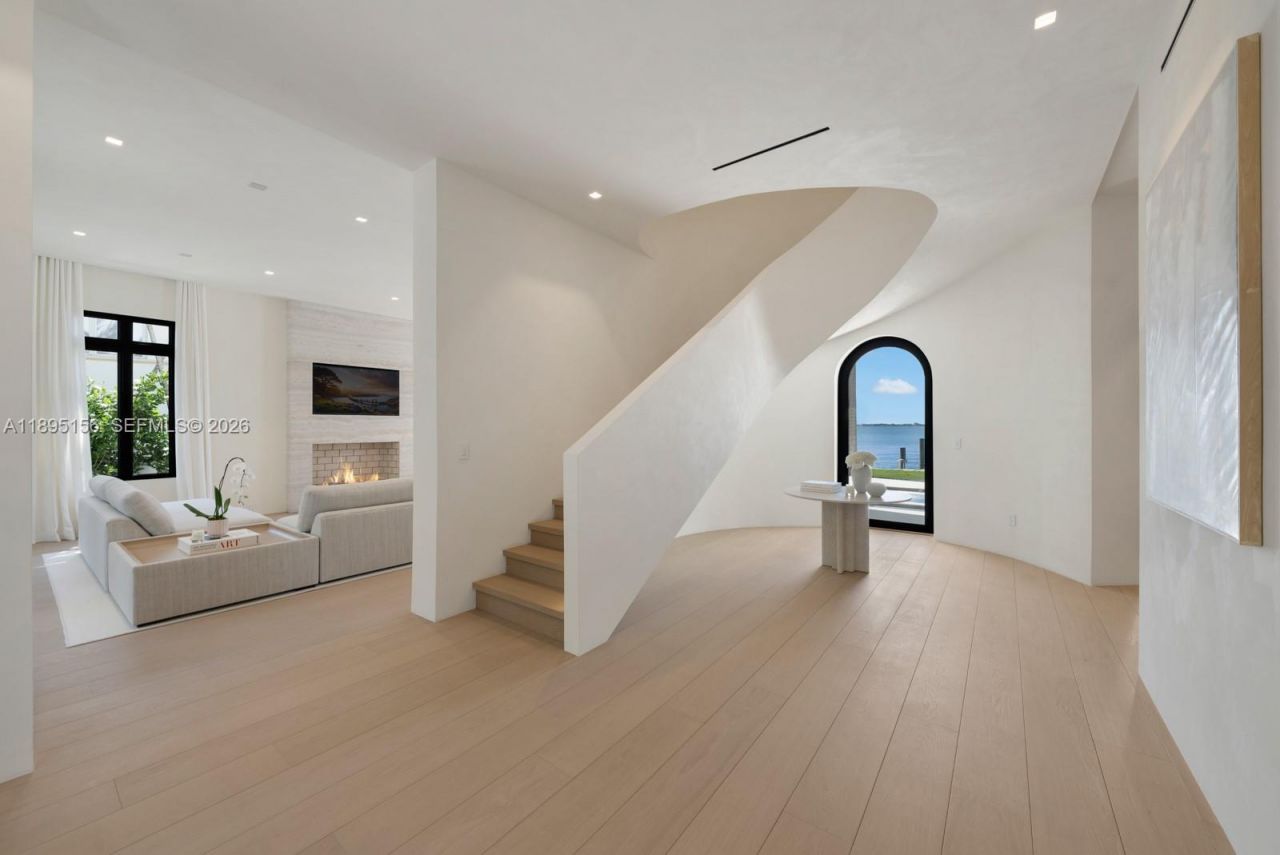 5300 N Bay Rd, Miami Beach, FL 33140 Photo