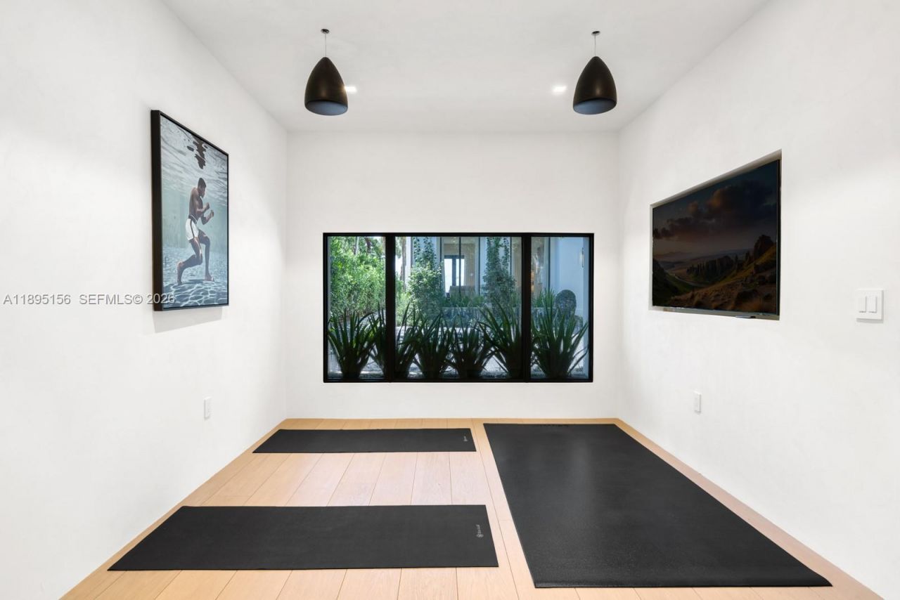 5300 N Bay Rd, Miami Beach, FL 33140 Photo