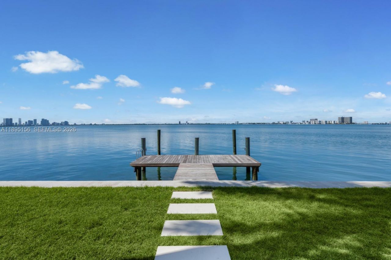 5300 N Bay Rd, Miami Beach, FL 33140 Photo