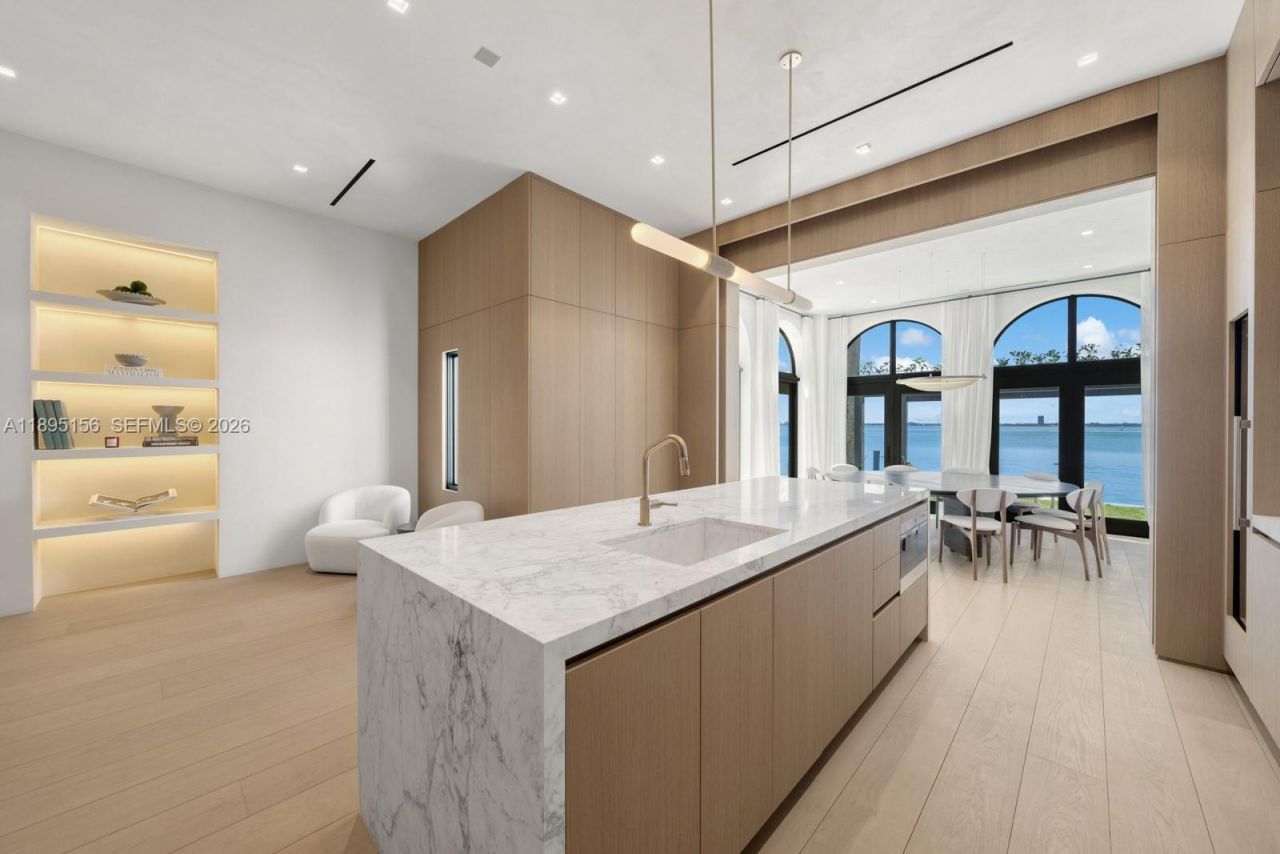 5300 N Bay Rd, Miami Beach, FL 33140 Photo