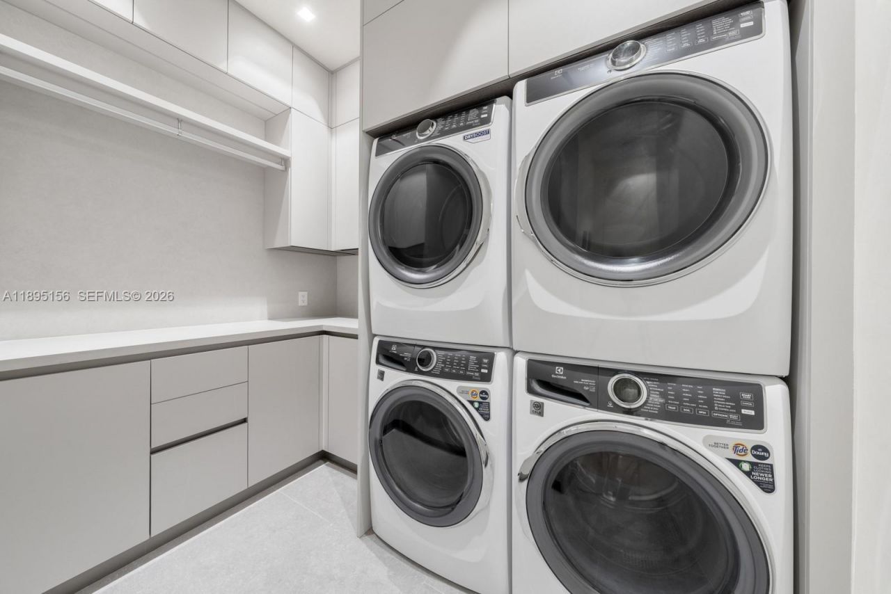 5300 N Bay Rd, Miami Beach, FL 33140 Photo