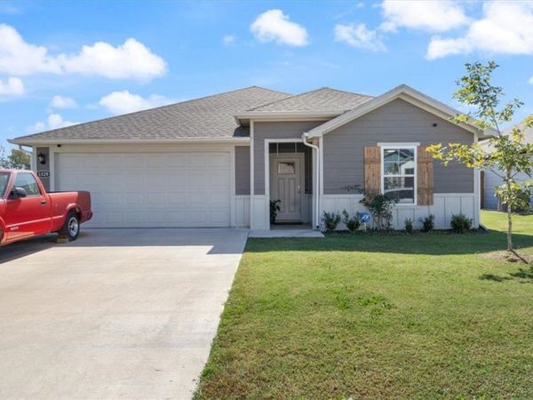 1329 Bates Street, Gentry, AR 72734