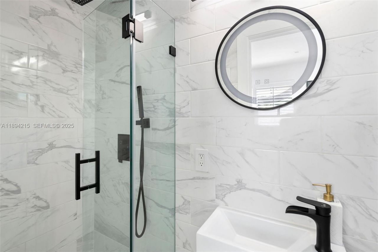 3909 Garden Avenue, Miami Beach, FL 33140 Photo