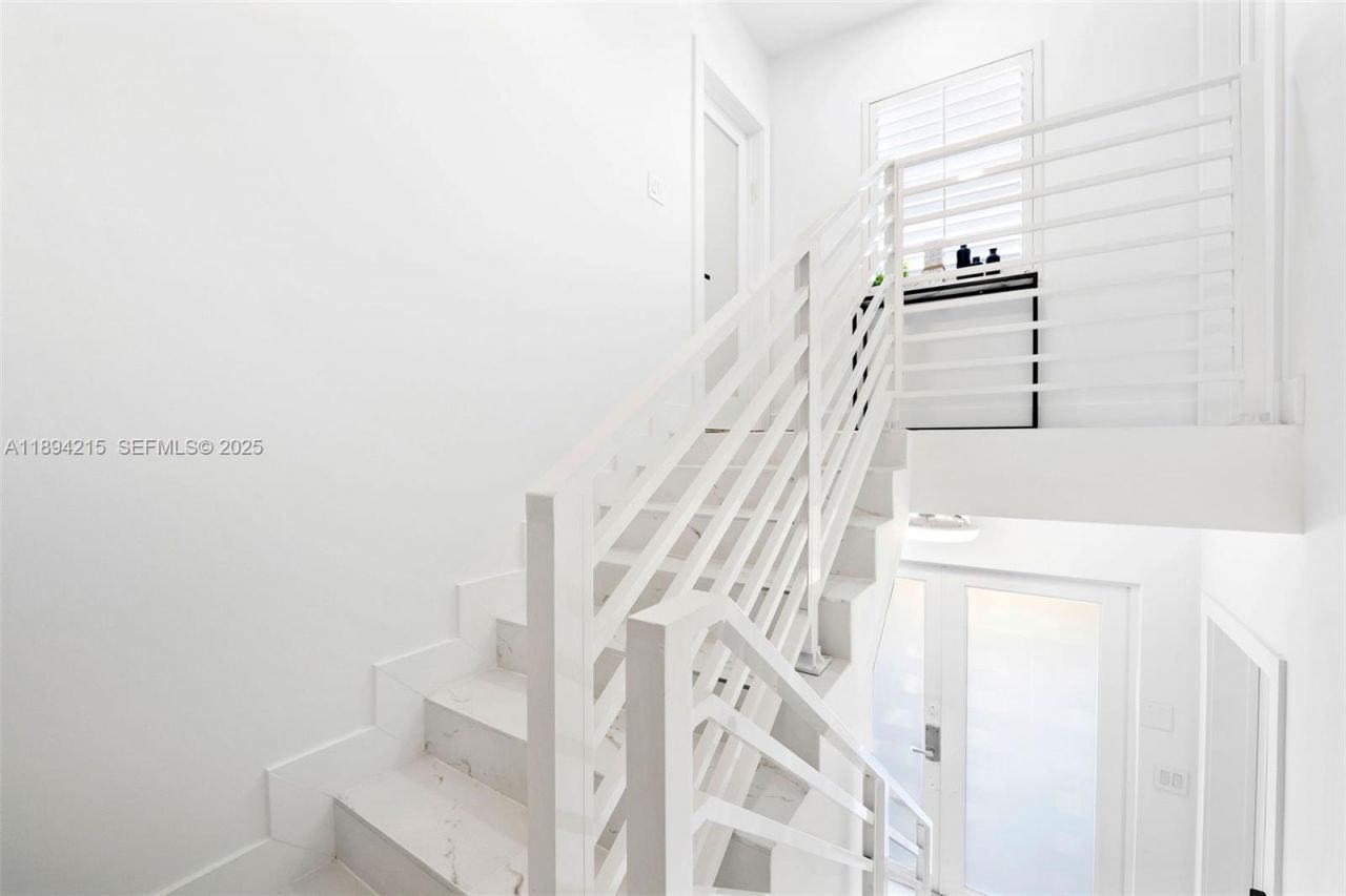 3909 Garden Avenue, Miami Beach, FL 33140 Photo