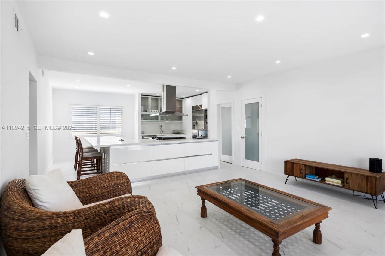 3909 Garden Avenue, Miami Beach, FL 33140 Photo