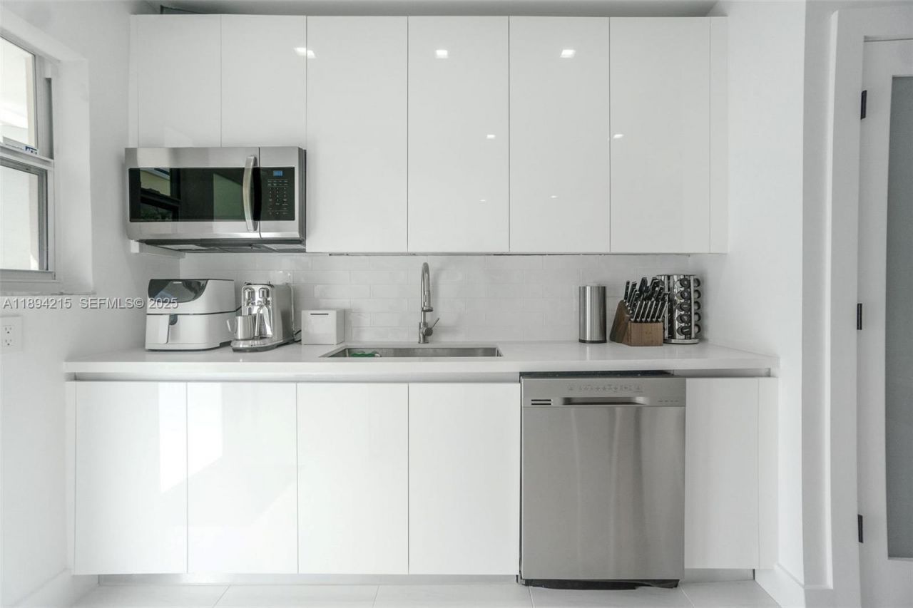 3909 Garden Avenue, Miami Beach, FL 33140 Photo