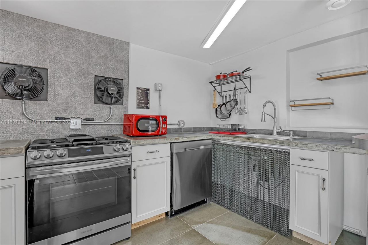 213 E 25th St, Riviera Beach, FL 33404 Photo