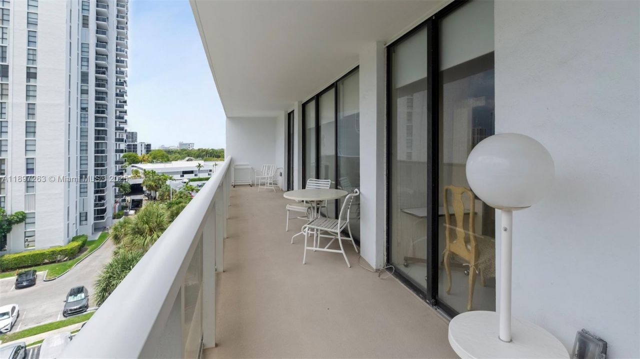 3701 N Country Club Dr, Unit 606, Aventura, FL 33180 Photo