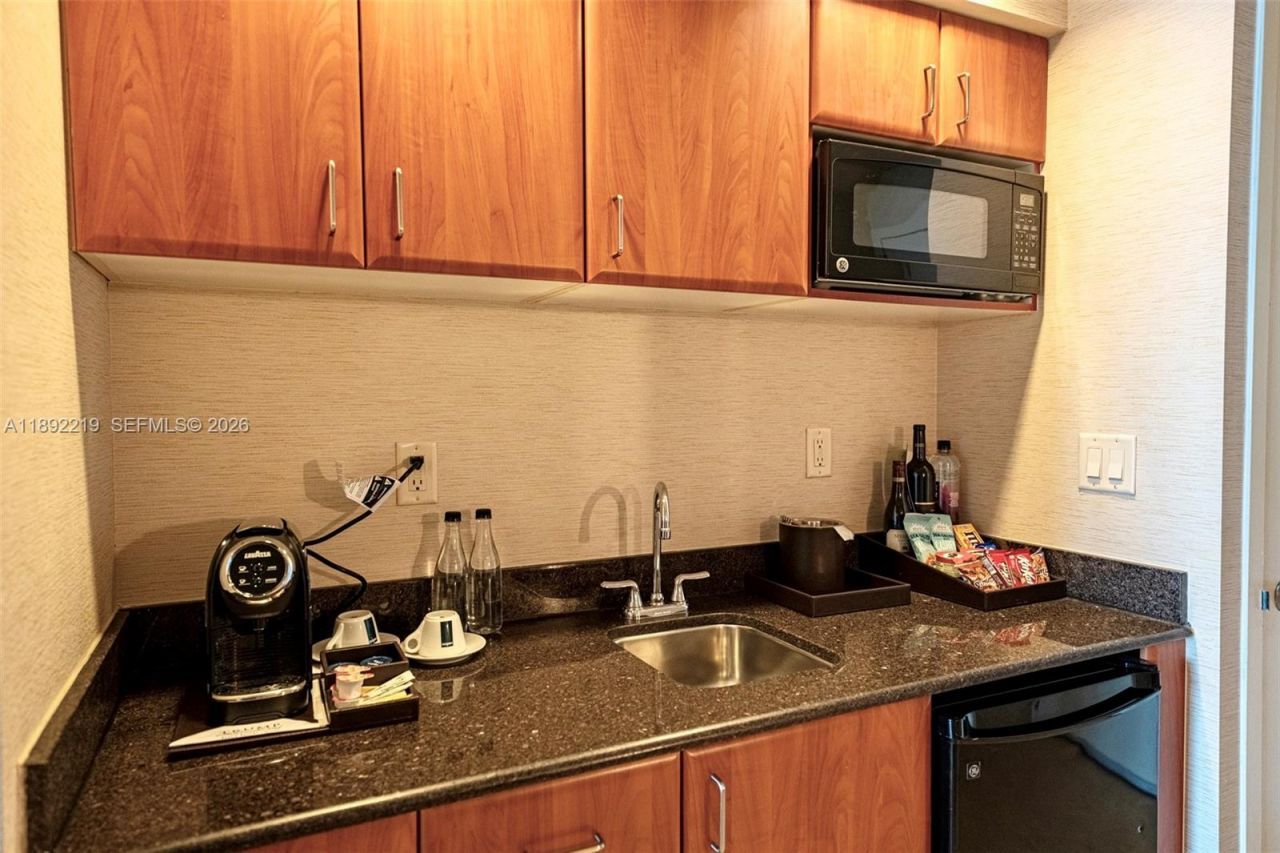 18001 SE Collins Ave, Unit 2111, Sunny Isles Beach, FL 33160 Photo