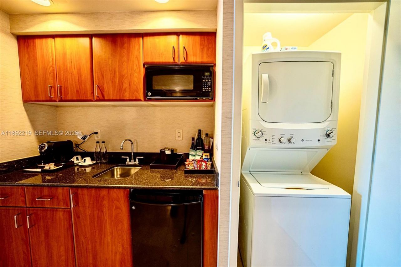 18001 SE Collins Ave, Unit 2111, Sunny Isles Beach, FL 33160 Photo