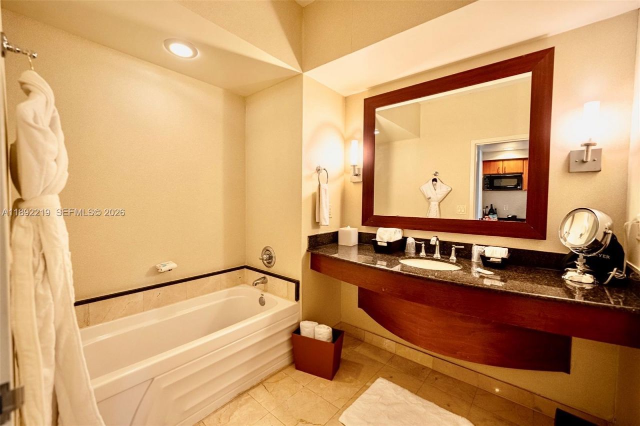 18001 SE Collins Ave, Unit 2111, Sunny Isles Beach, FL 33160 Photo