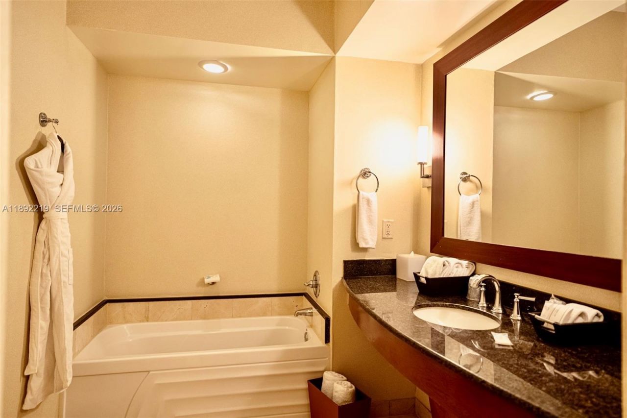 18001 SE Collins Ave, Unit 2111, Sunny Isles Beach, FL 33160 Photo